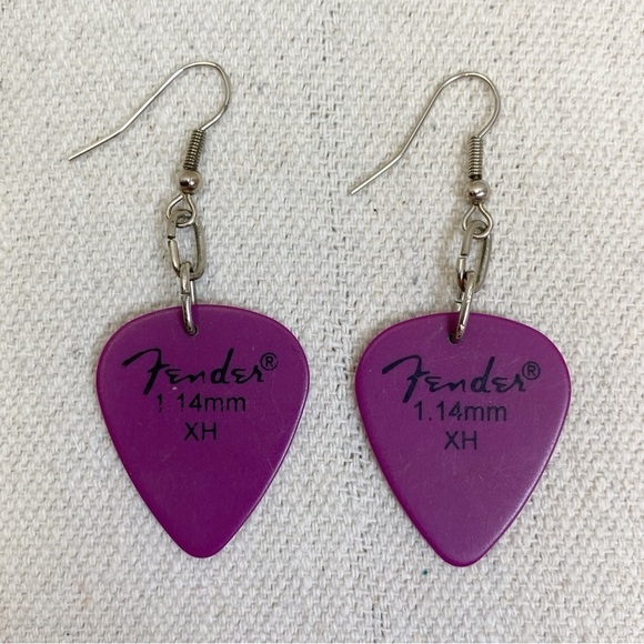 🖤FENDER guitar pick earrings - Picture 1 of 3